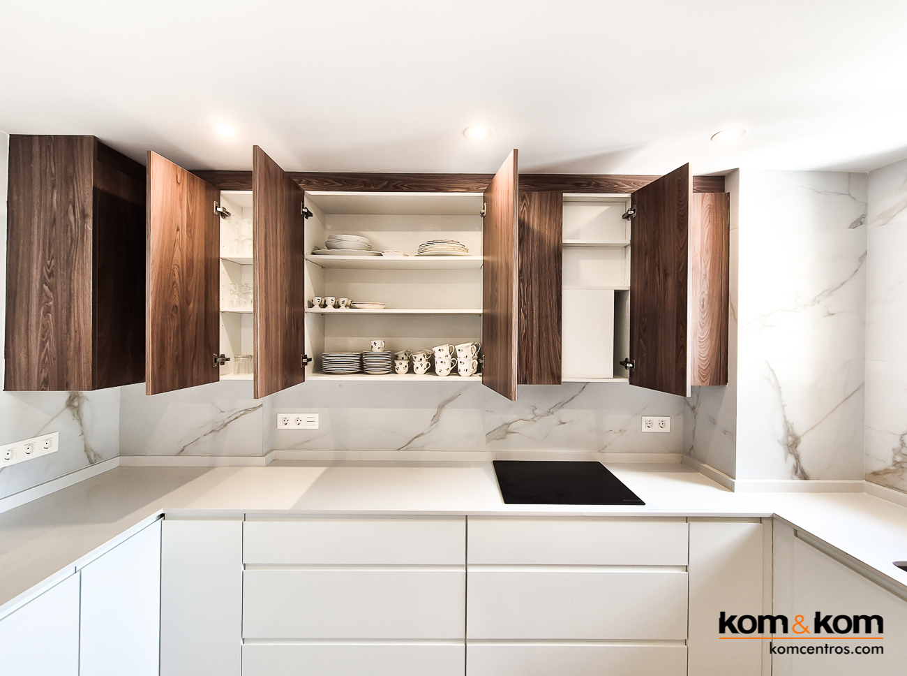 cocina moderna blanca y madera nogal sin tiradores 